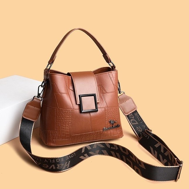 Bolso tipo bandolera con diseño minimalista — correa personalizada y costura decorativa