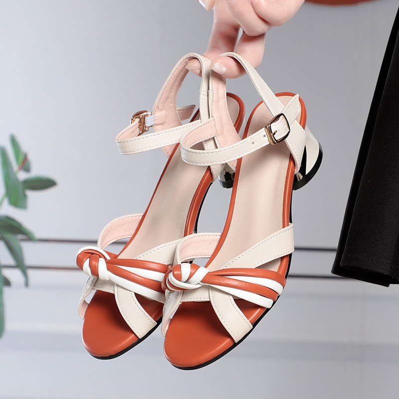 Sandalias de cuero con tacón grueso — diseño calado - Imagen 6