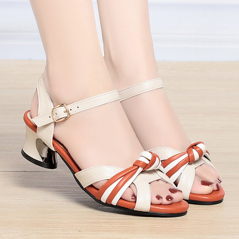 Sandalias de cuero con tacón grueso — diseño calado - Imagen 7