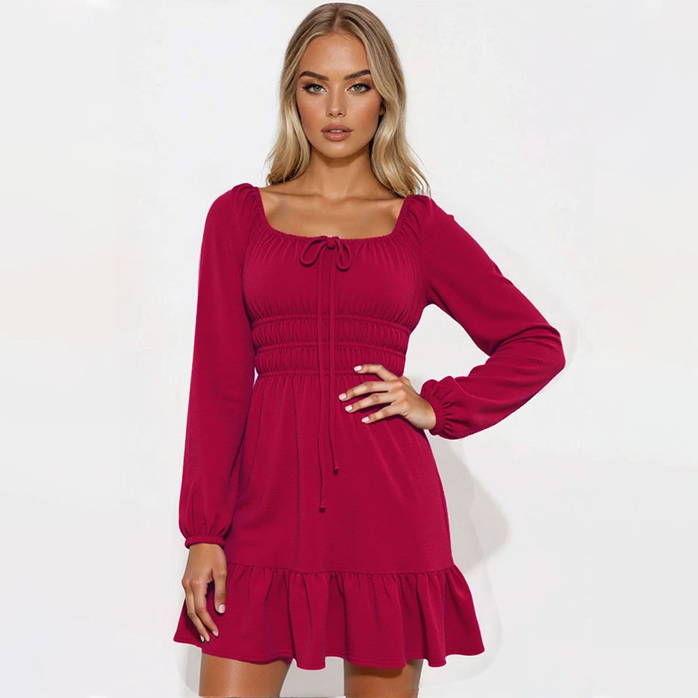 Vestido corto con escote cuadrado en color rojo intenso