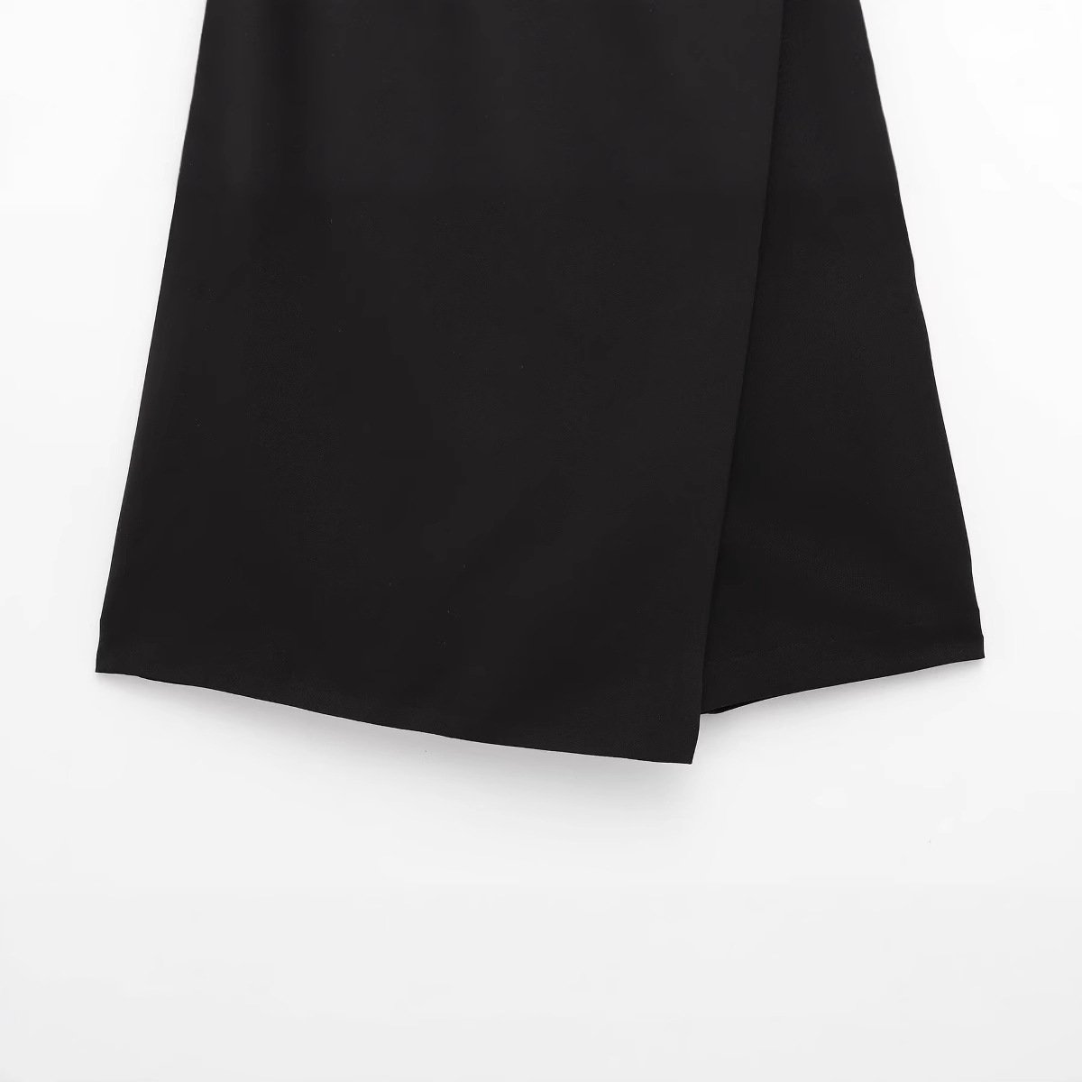 Falda-pantalón negra con cinturón y botones decorativos - Imagen 4